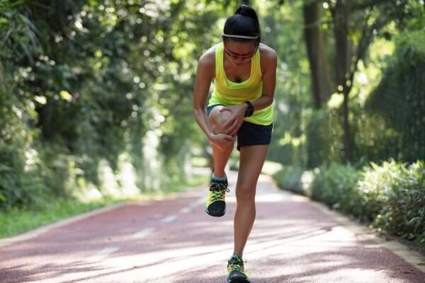 African lady running until she was stopped by knee pain