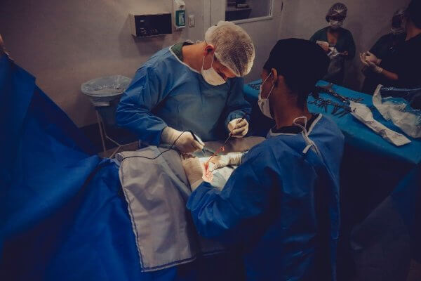 Surgeons in a theatre for bariatric surgery which is a solution for unwanted weight